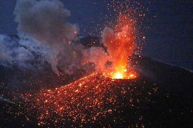 日本樱岛火山发生大规模喷发 喷烟窜升高达2800米