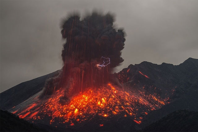 日本樱岛火山发生大规模喷发 喷烟窜升高达2800米