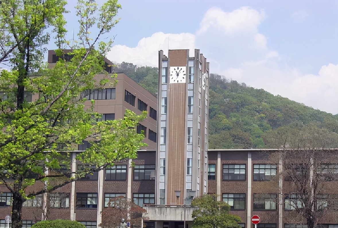 冈山大学坐落于日本冈山县冈山市,是一所1870年建立,1949年开设大学